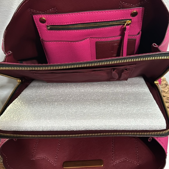 MARC JACOBS MAGENTA THE EDITOR 38
MEDIUM TOTE with Gold Accents - Picture 5 of 7